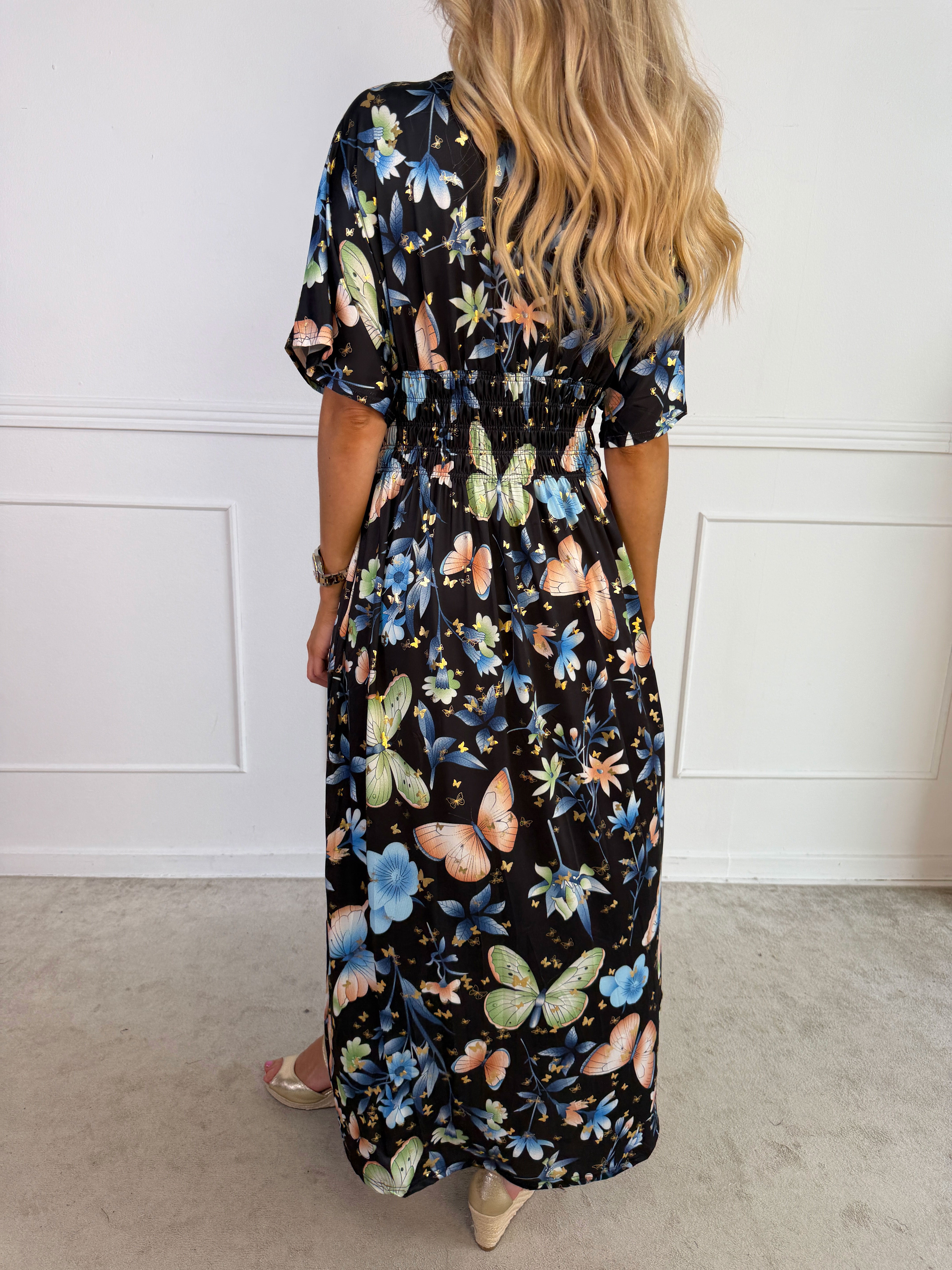 Pams Fairytale - Lång stretchig klänning i fint blom- och fjärilstryck